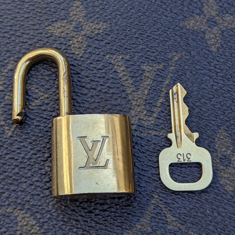 ⭐ #313 vintage Louis Vuitton padlock and ke
